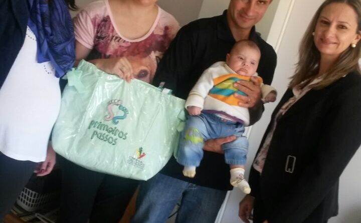 Pai Daniel Fernandes de Paula e mãe Lisandra com o filho Iago Luan