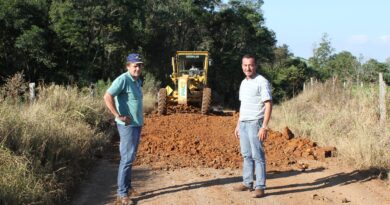 Secretário Flávio e vice-prefeito Sadan acompanham obras de melhoria nas vias do interior