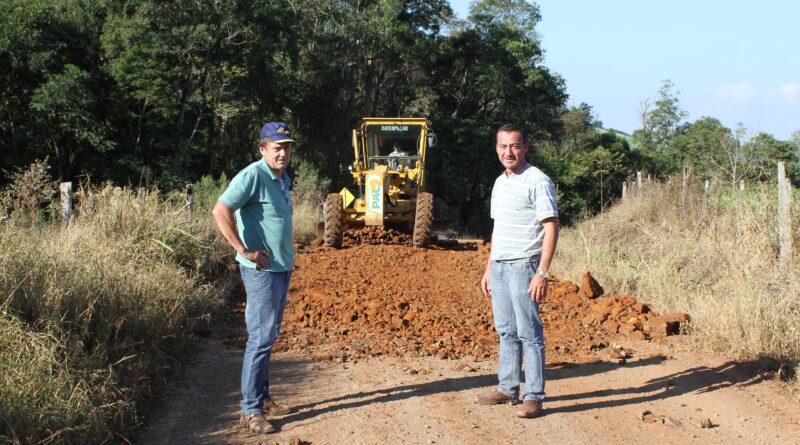 Secretário Flávio e vice-prefeito Sadan acompanham obras de melhoria nas vias do interior