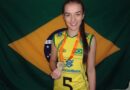 Atleta Cassia com a medalha do bicampeonato Sul Americano, conquistado no ano passado no Peru