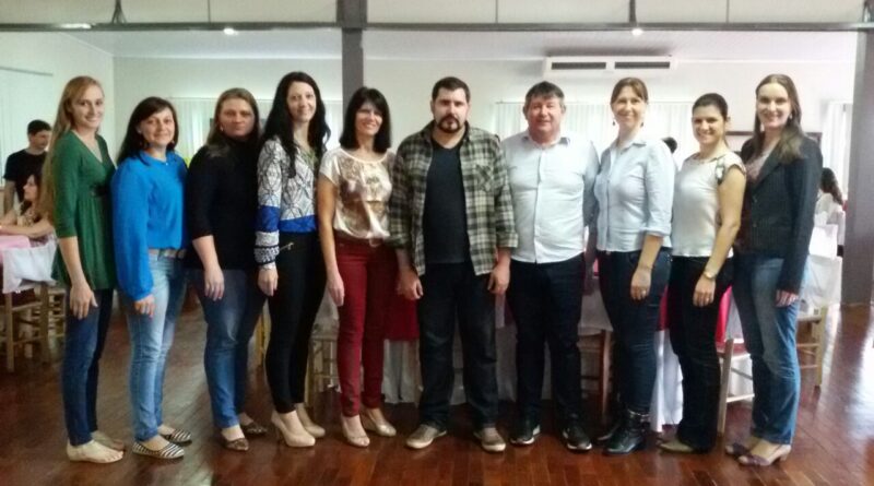 Equipe da Secretaria de Saúde de Saudades com palestrante Márcio Rangel (centro), durante encontro em Caibi