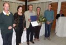 Ruben Schwerz recebe o título “Paul Harris”, junto com esposa Edi, da presidente do Rotary Lorena Ternus e dos rotarianos Rogério Sehnem e Vilson Warmling