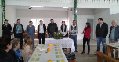 Autoridades e representantes da comunidade de Linha Tigres participaram do evento