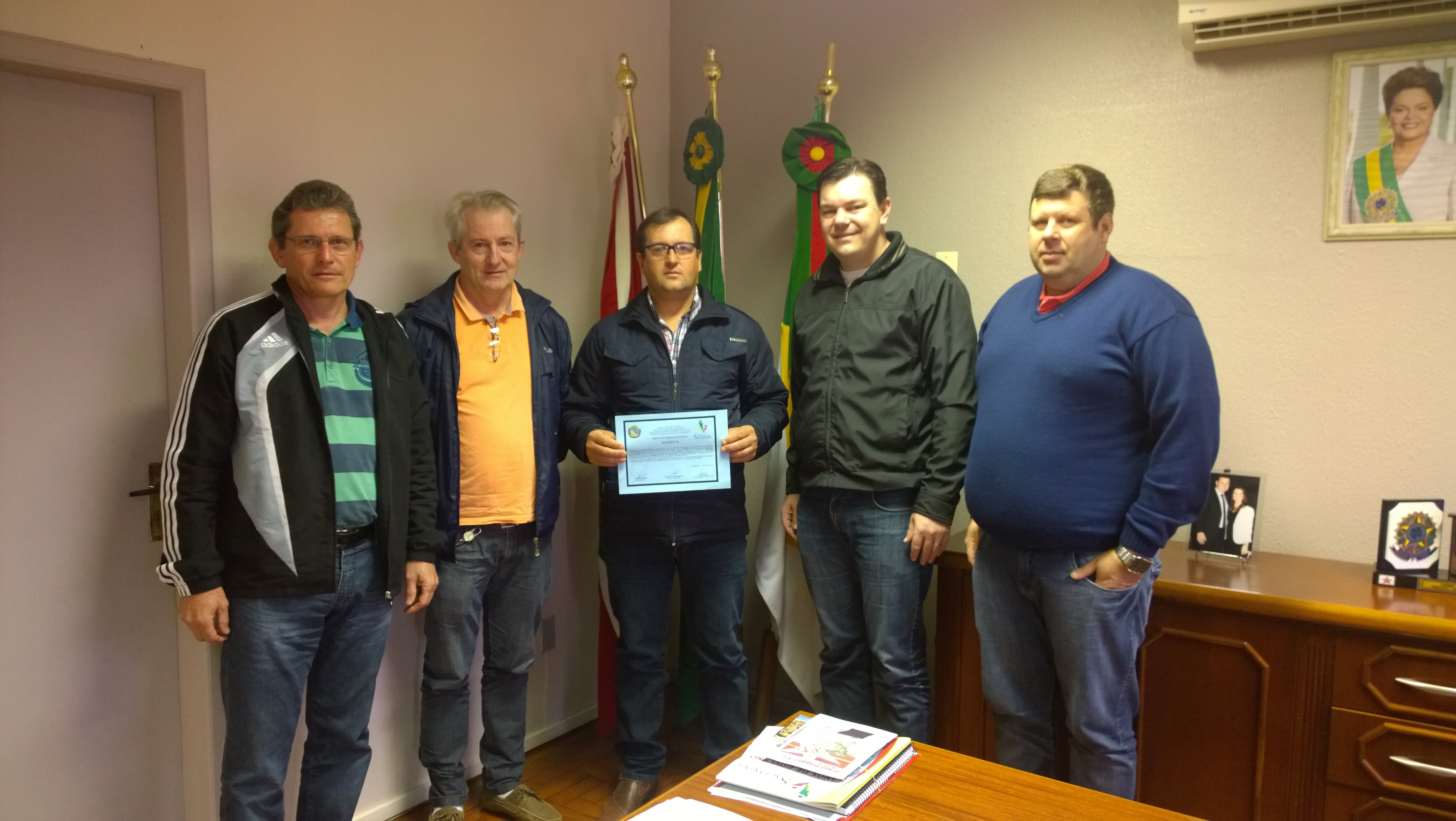 Leôncio (centro) recebeu certificado para produção de ovos e comercialização dentro do município de Saudades