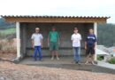 Funcionários da prefeitura, vereador Osmundo e moradores do Bairro Boa Vista, onde abrigo para os alunos foi construído nesta semana