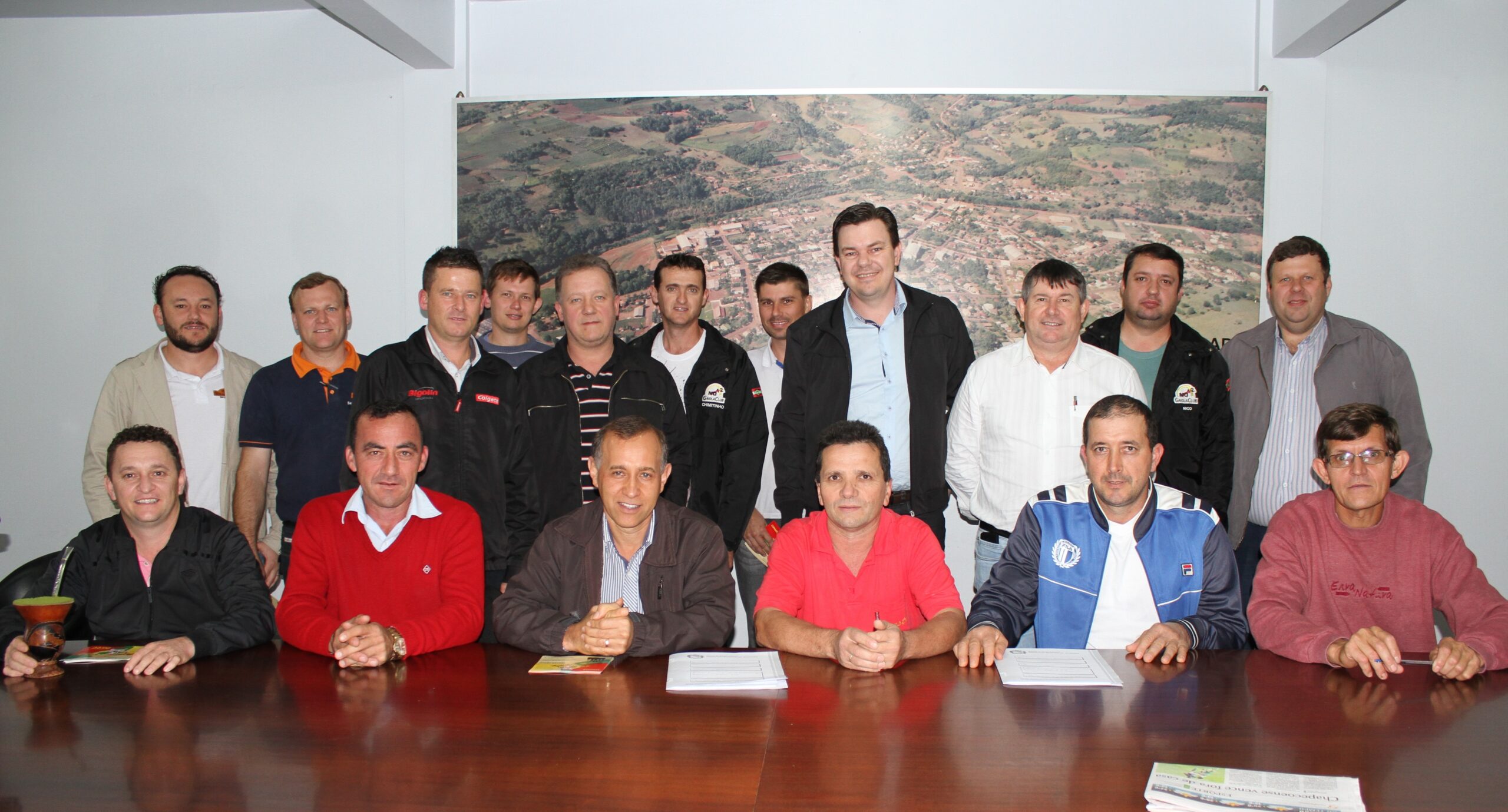 Representantes do NO12 Gaiola Club e da Associação Esportiva e Recreativa Aliança recebem convênios assinados com o município