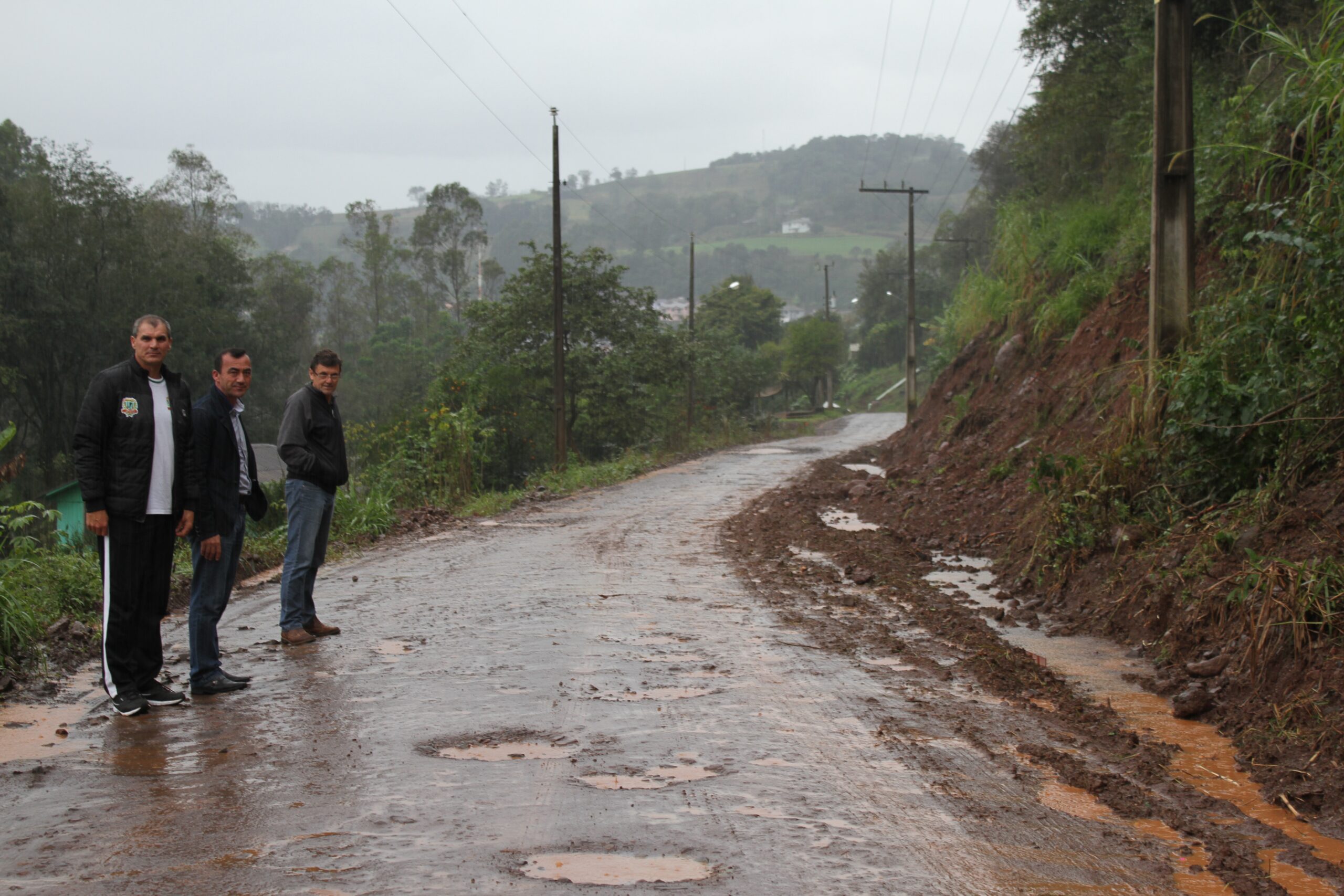 Alargamento na estrada que dá acesso à Linha Tigres teve início na semana passada e deve ser retomado nos próximos dias