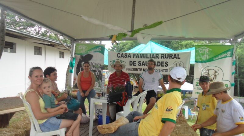 Alunos e colaboradores da CFR de Saudades participaram na organização da feira e também expondo o trabalho da instituição de ensino