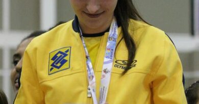 Atleta Cassia defendendo a Seleção Brasileira e recebendo o troféu de melhor ponteira do Sul Americano na Colômbia em 2013