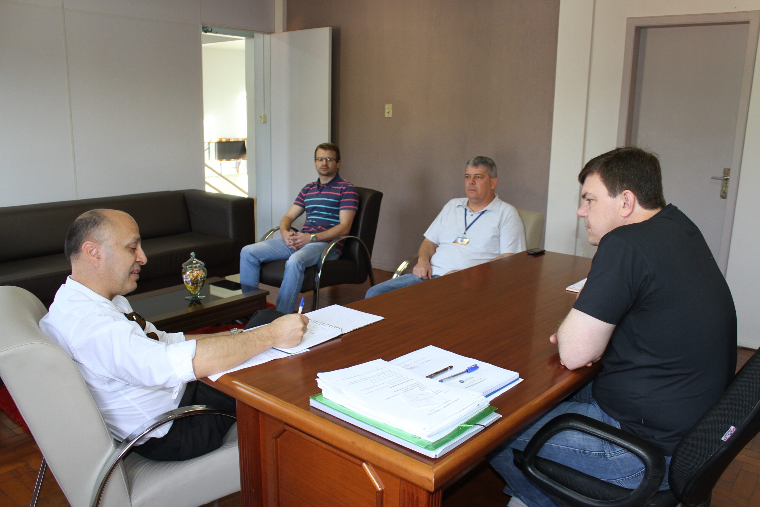 Representantes da Caixa estiveram reunidos com o prefeito Daniel Kothe e equipe de administração para definir detalhes da liberação do FGTS