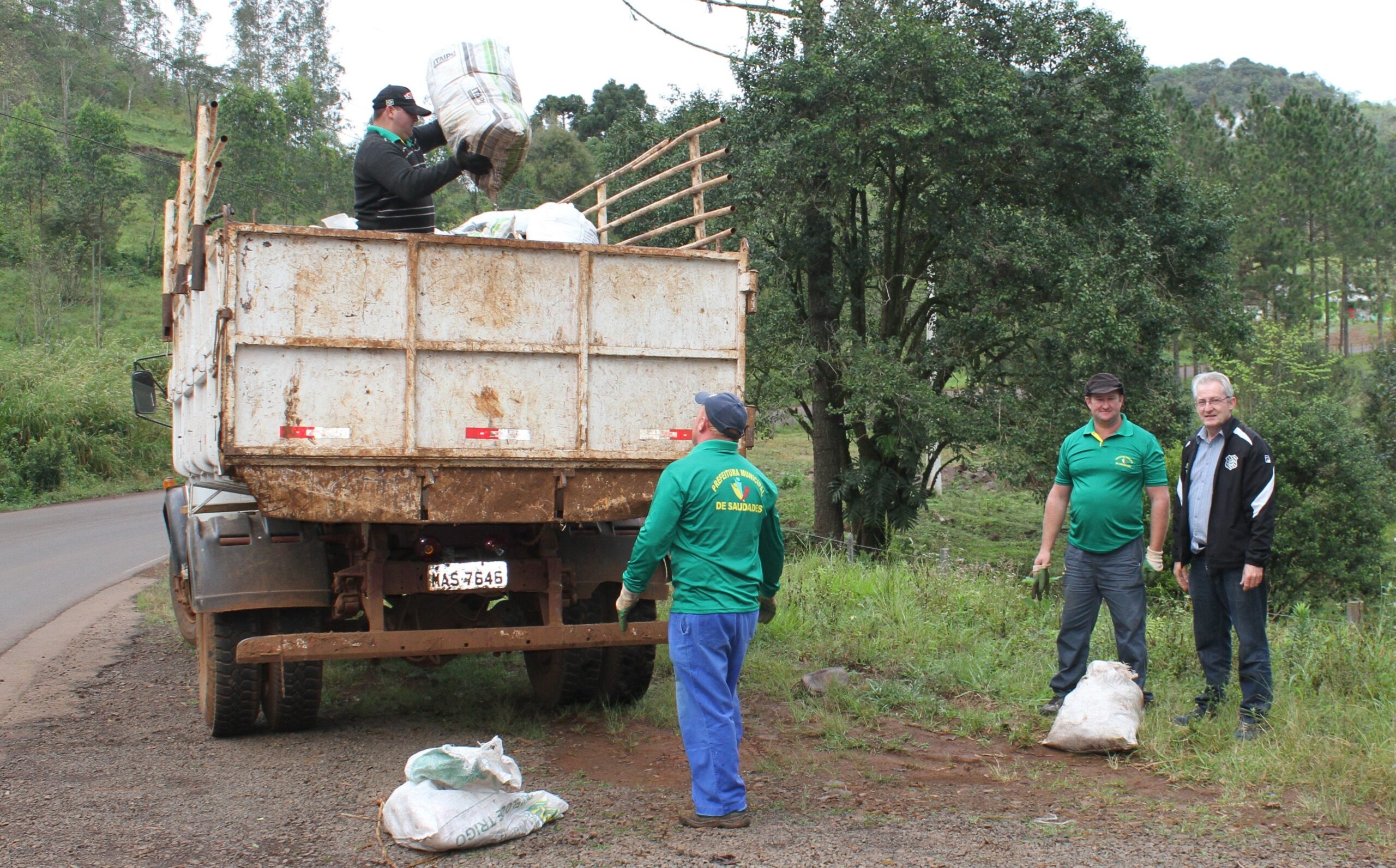 Secretário de Agricultura Jacinto Kreutz esteve acompanhando trabalho de recolha de lixo no interior, realizado pela equipe do DMER