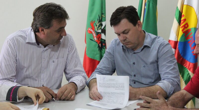 Prefeito Daniel esteve assinando convênio na SDR de Maravilha, onde o município de Saudades será contemplado nas áreas da saúde e infraestrutura