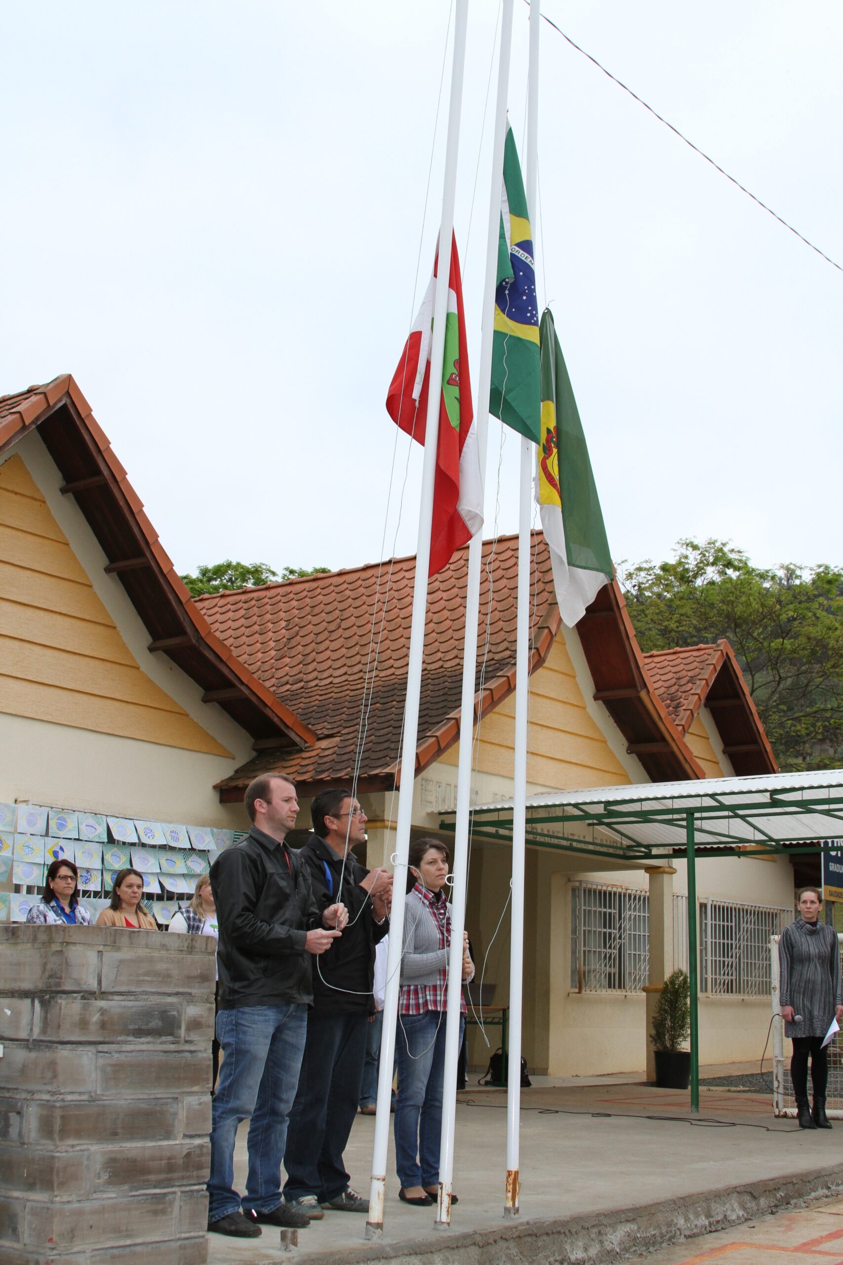 Hora cívica, com hasteamento das bandeiras, foi realizada na EMEF, em Saudades