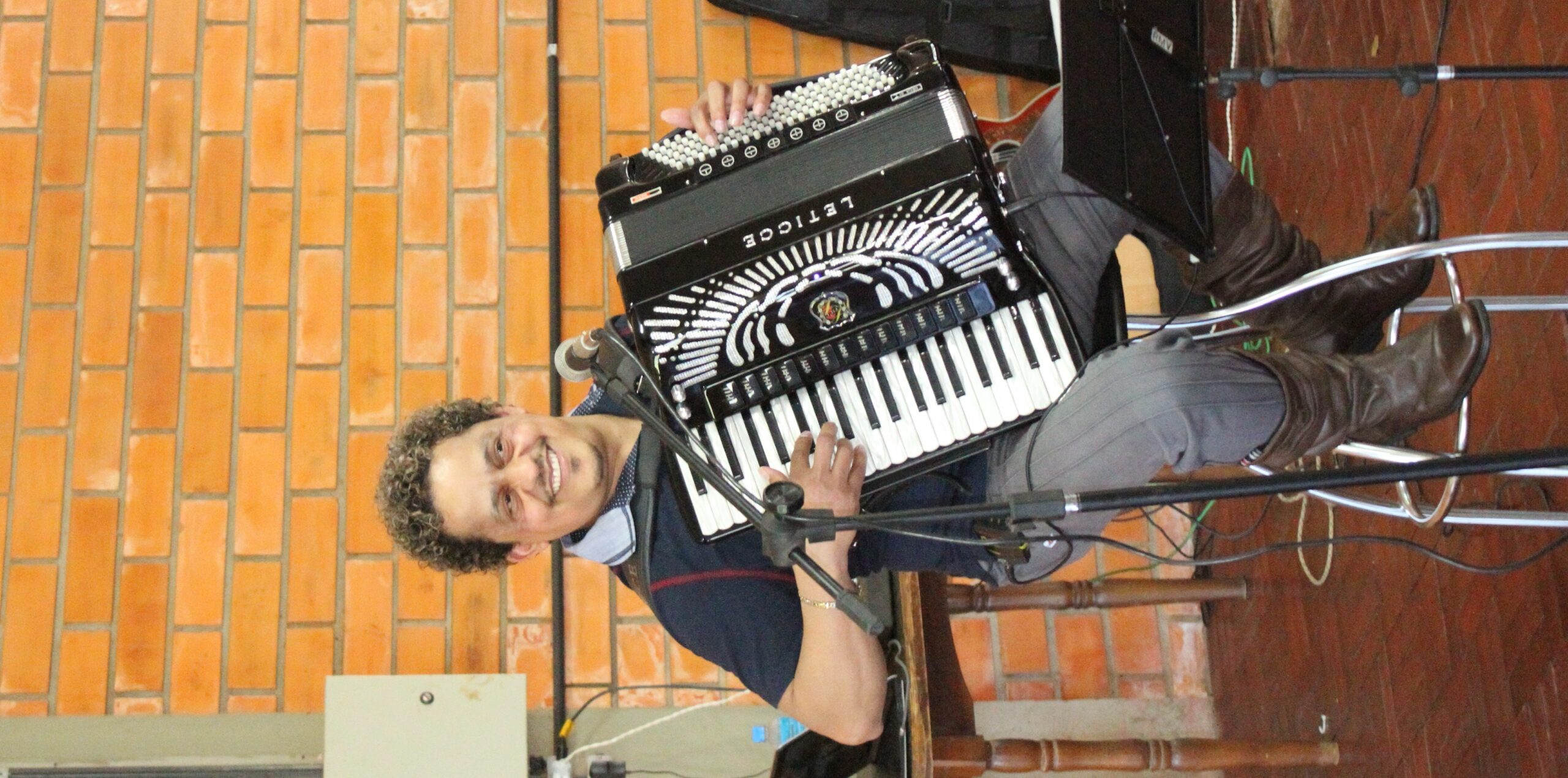 Professor Jovenil Santos executou diversas músicas no acordeom, encantando o público presente