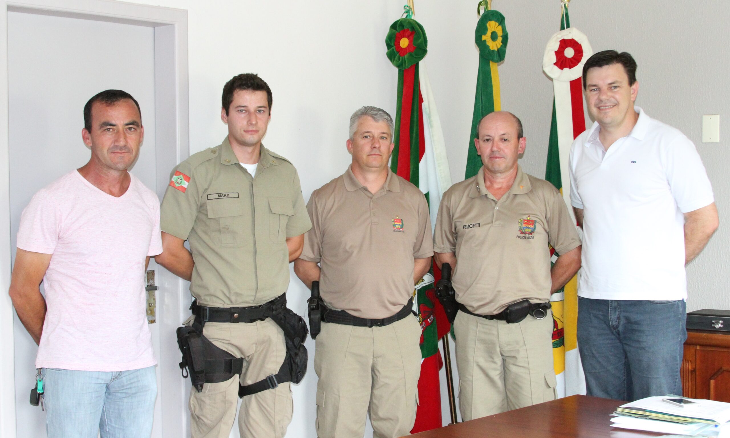 Vice-prefeito Sadan, policiais militares Marx, Schmitz e Felicetti e prefeito Daniel Kothe, discutiram avanços e pleitos para a segurança pública no município