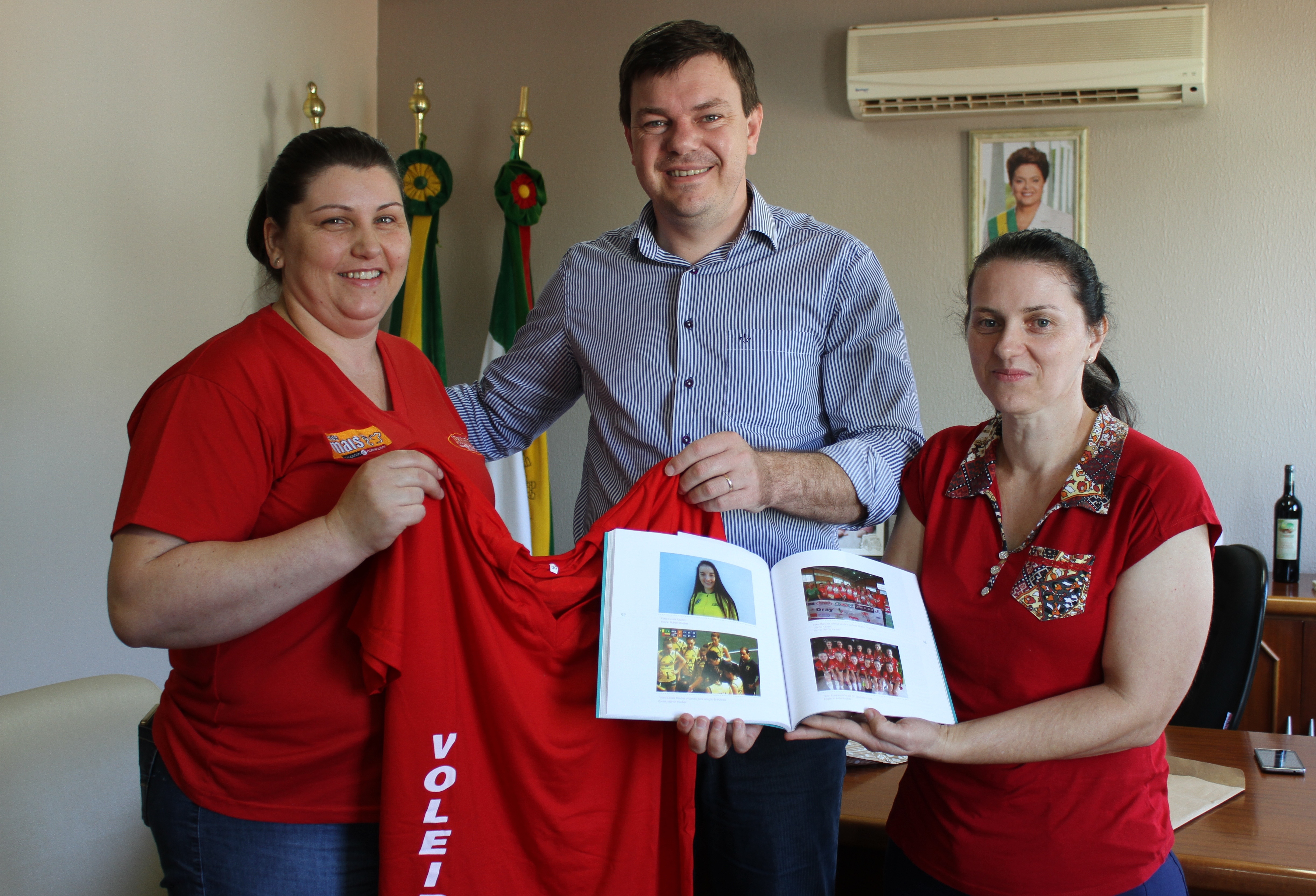 Representantes da Associação do Voleibol Saudadense entregaram uma lembrança ao prefeito Daniel