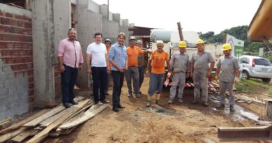 Deputado Pedro e prefeito Daniel aproveitaram para acompanhar o andamento das obras da Escola Nova no Loteamento Vitória