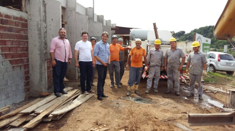 Deputado Pedro e prefeito Daniel aproveitaram para acompanhar o andamento das obras da Escola Nova no Loteamento Vitória