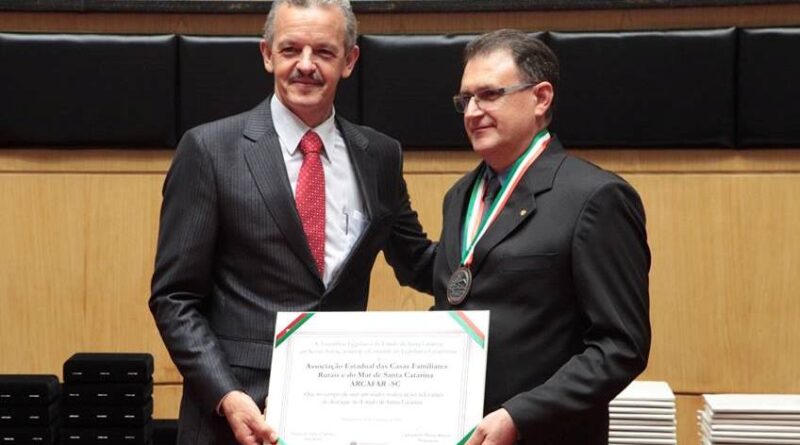 Lorenzini recebeu das mãos do Deputado Estadual Dirceu Dresch a Comenda do Legislativo Catarinense