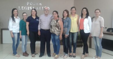 Professoras alfabetizadoras, orientadora Letícia Klaus e coordenadora Eliamar Corradi, participaram do seminário do PNAIC em Pinhalzinho