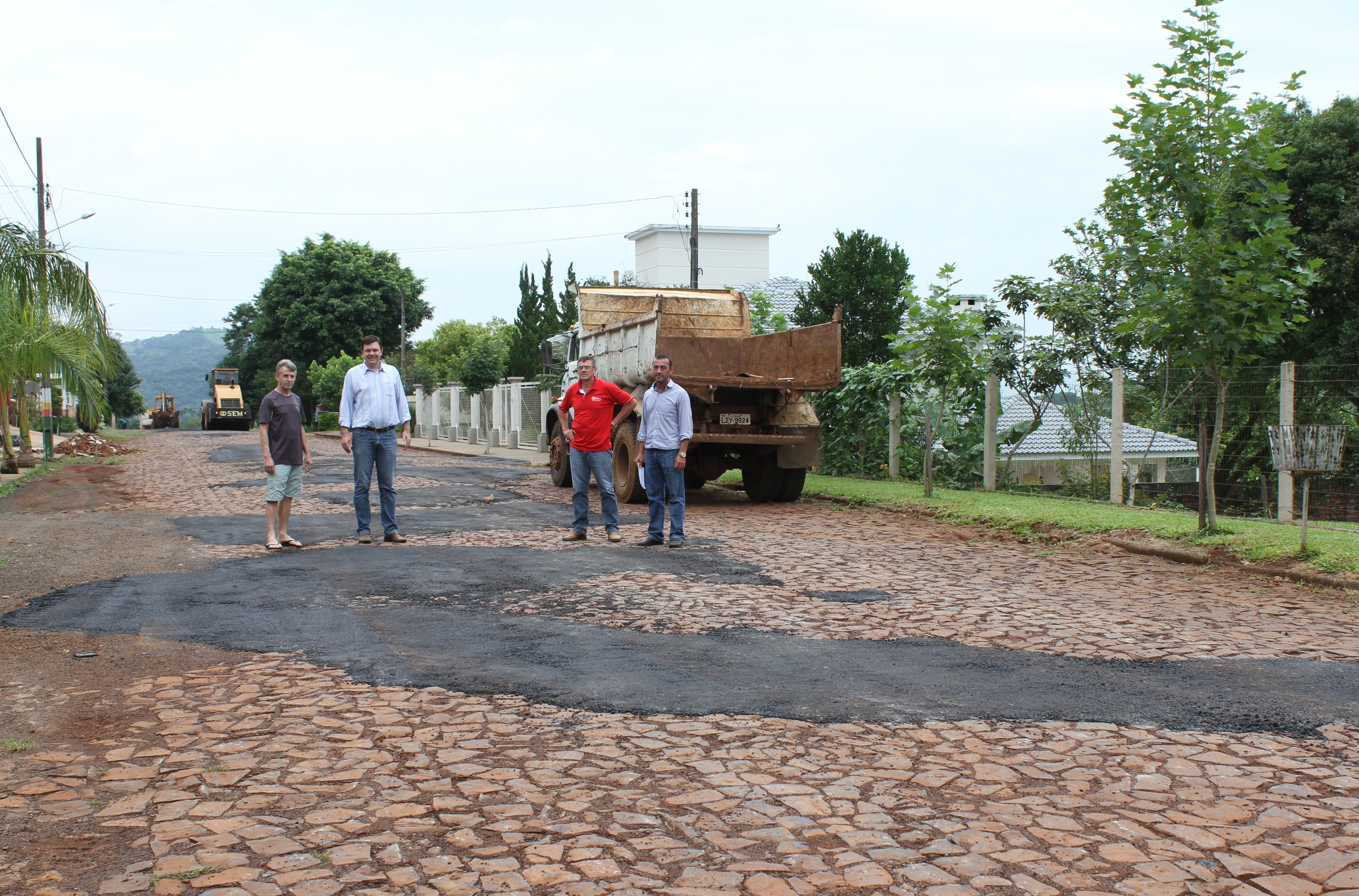 Serviços de “tapa buracos” foram acompanhados pelo prefeito Daniel, vice Sadan e Secretário Flávio