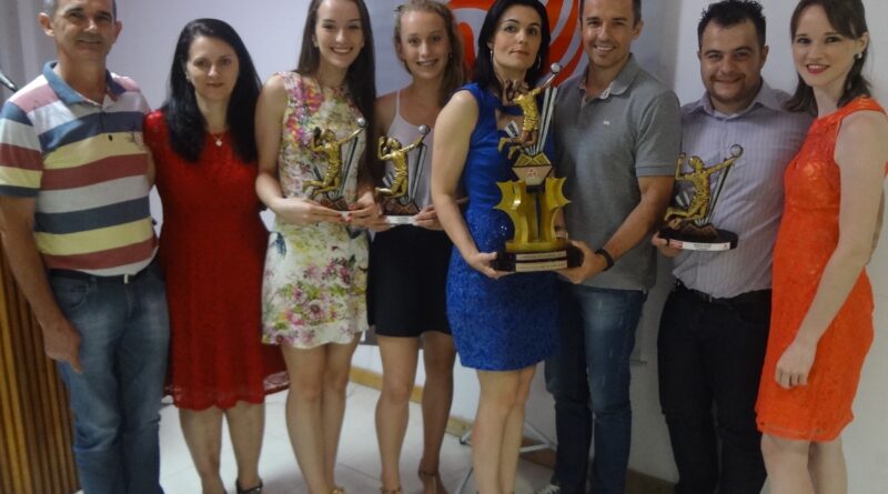 Atletas e técnicos saudadenses, junto com familiares, estiveram em Florianópolis recebendo a premiação
