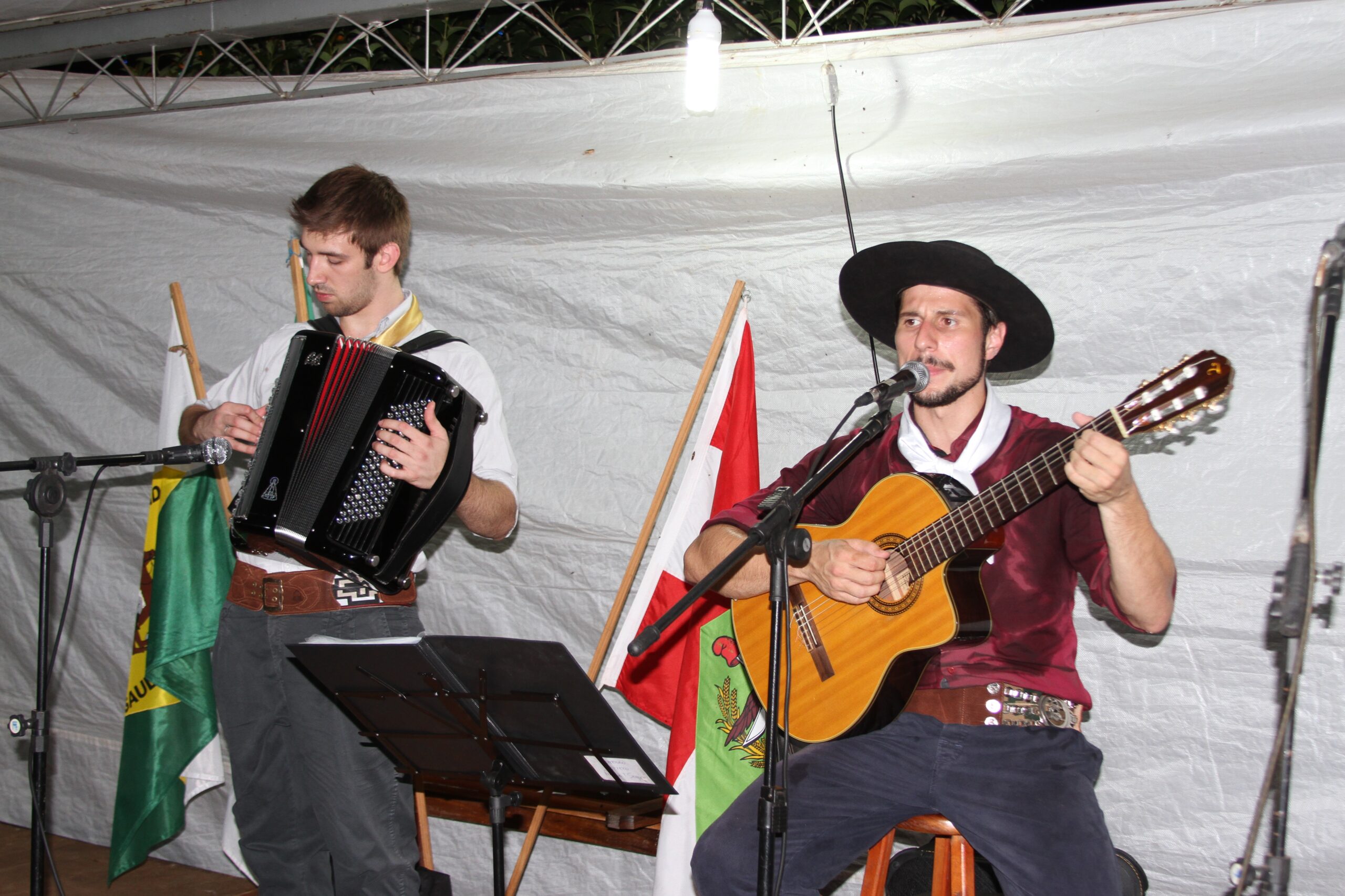 Dupla Fernando e Gustavo executaram com profissionalismo diversas músicas gauchescas