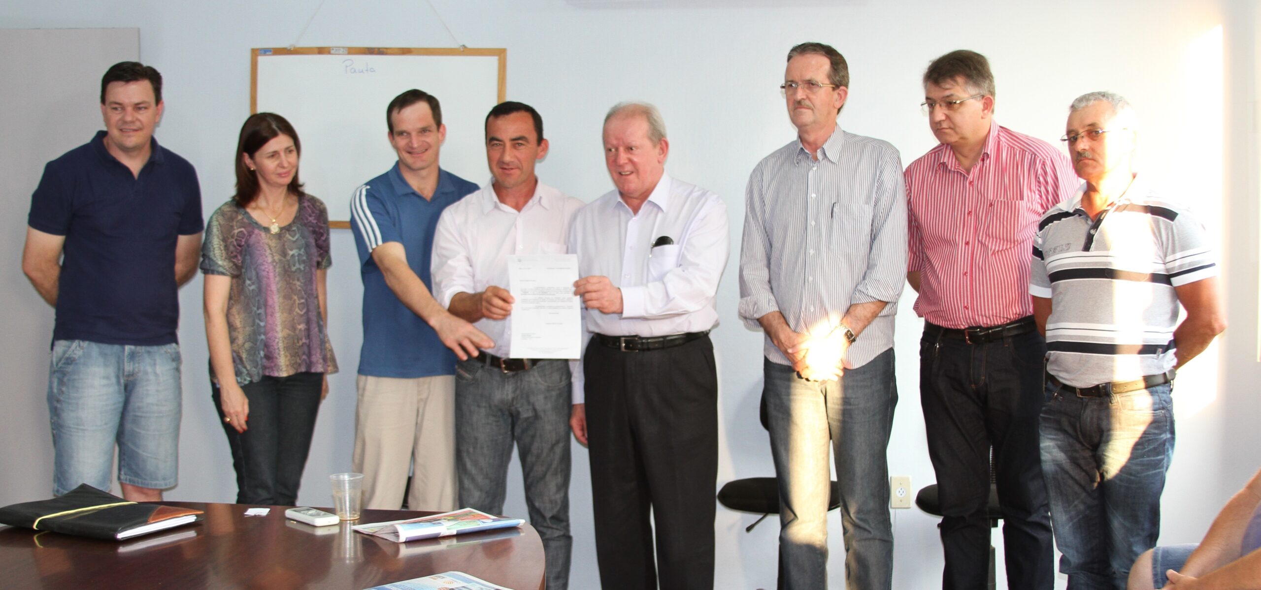 Deputado estadual Marcos Viera entrega documento ao prefeito em exercício Osmar Prestes