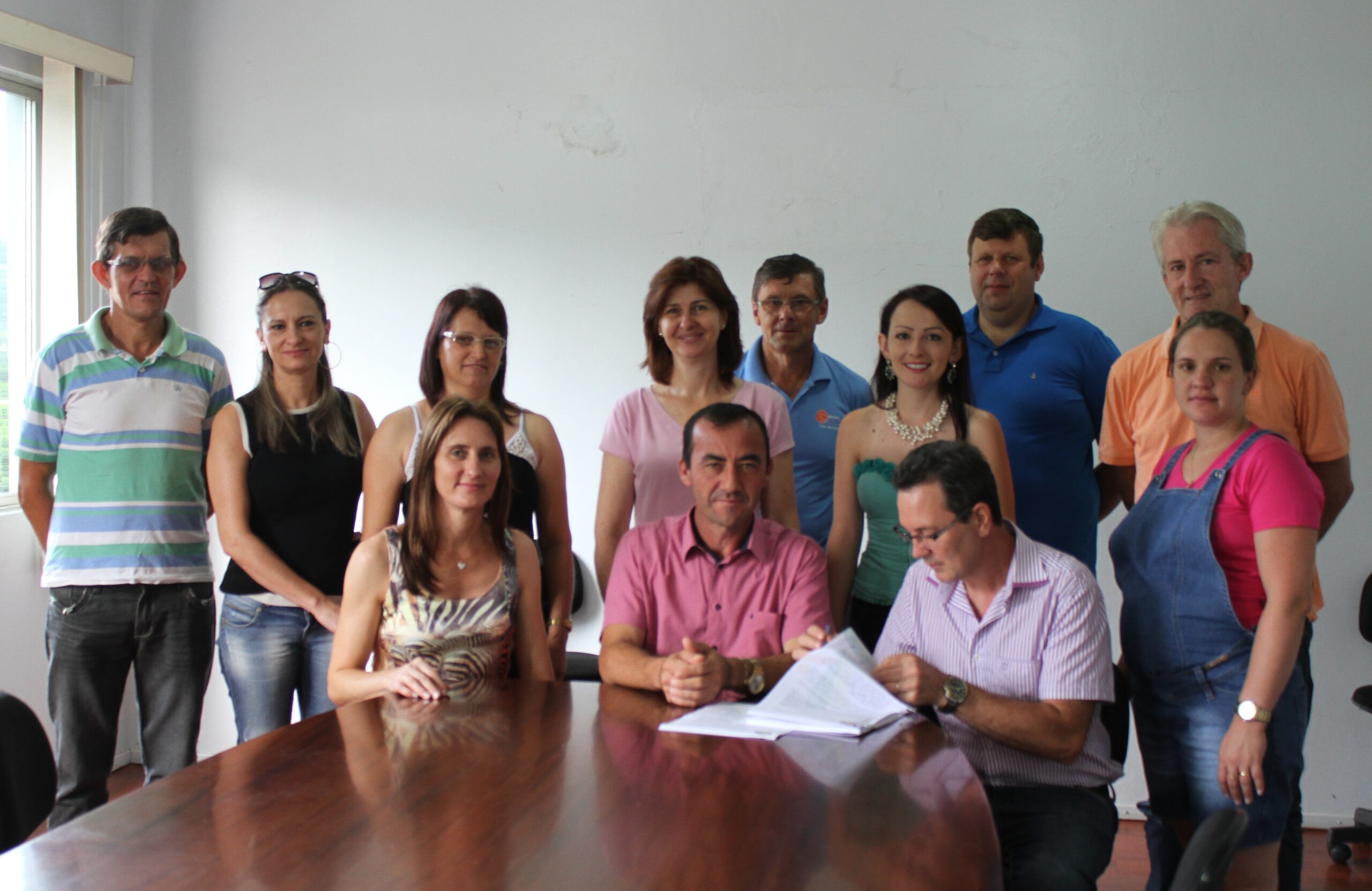 Assinatura do convênio com a APAE de Pinhalzinho contou com a presença da equipe da Administração Municipal e representantes da entidade beneficiada