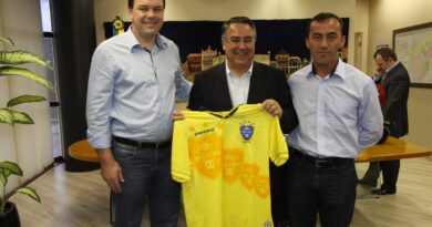 Por ocasião da assinatura do convênio do Fundam, o prefeito Daniel e o vice Sadan entregaram ao governador Colombo (c), como presente, uma camisa retrô da seleção brasileira de 94
