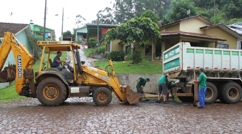 Trabalho de tapa-buracos sendo realizado no Bairro Beira Rio