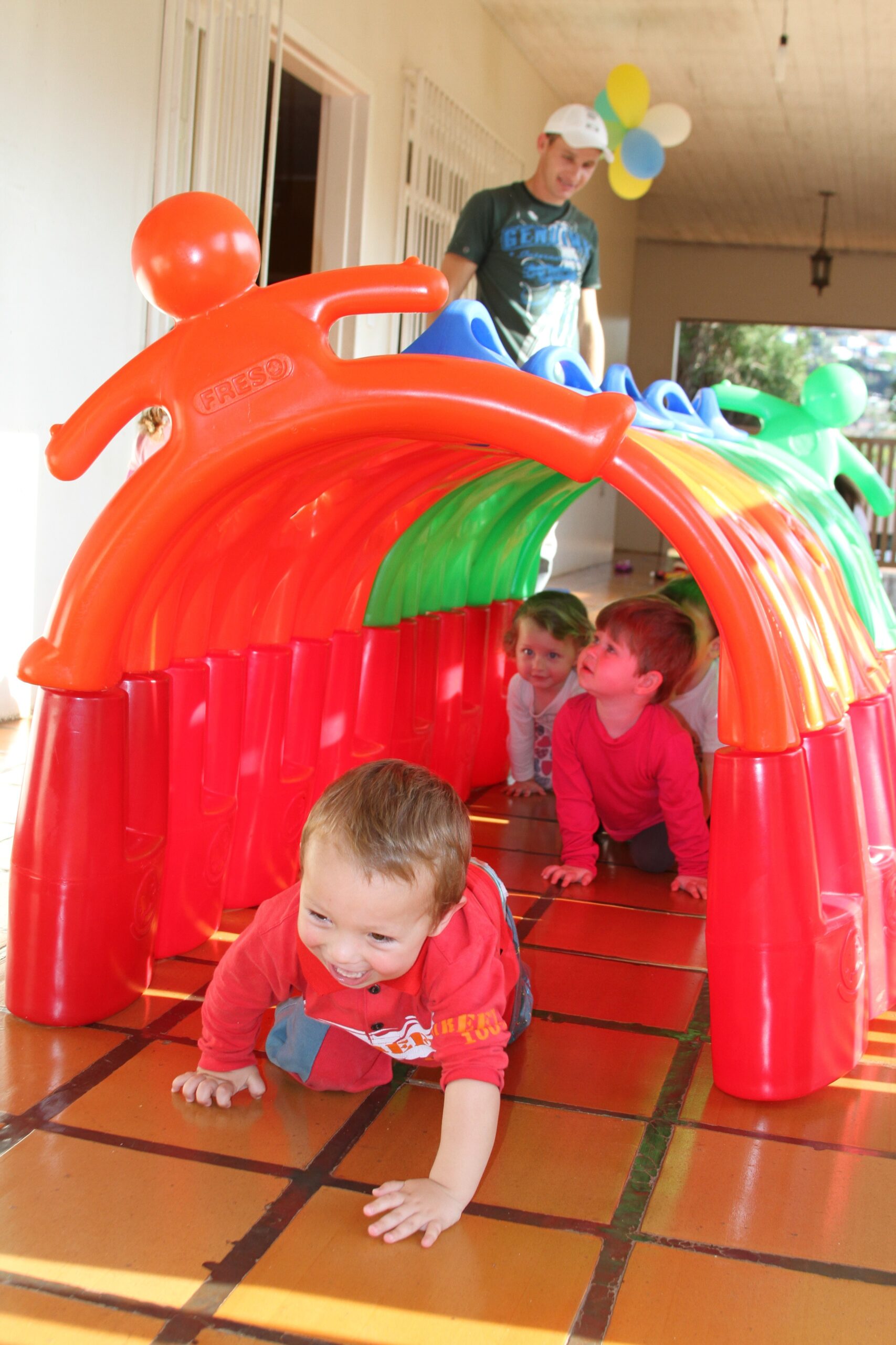 Crianças do CEI Trenzinho Alegre divertem-se nos novos brinquedos