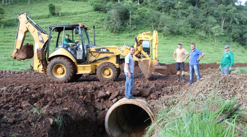 Equipe vem fazendo a recuperação e colocação de tubulações em todo o perímetro rural do município