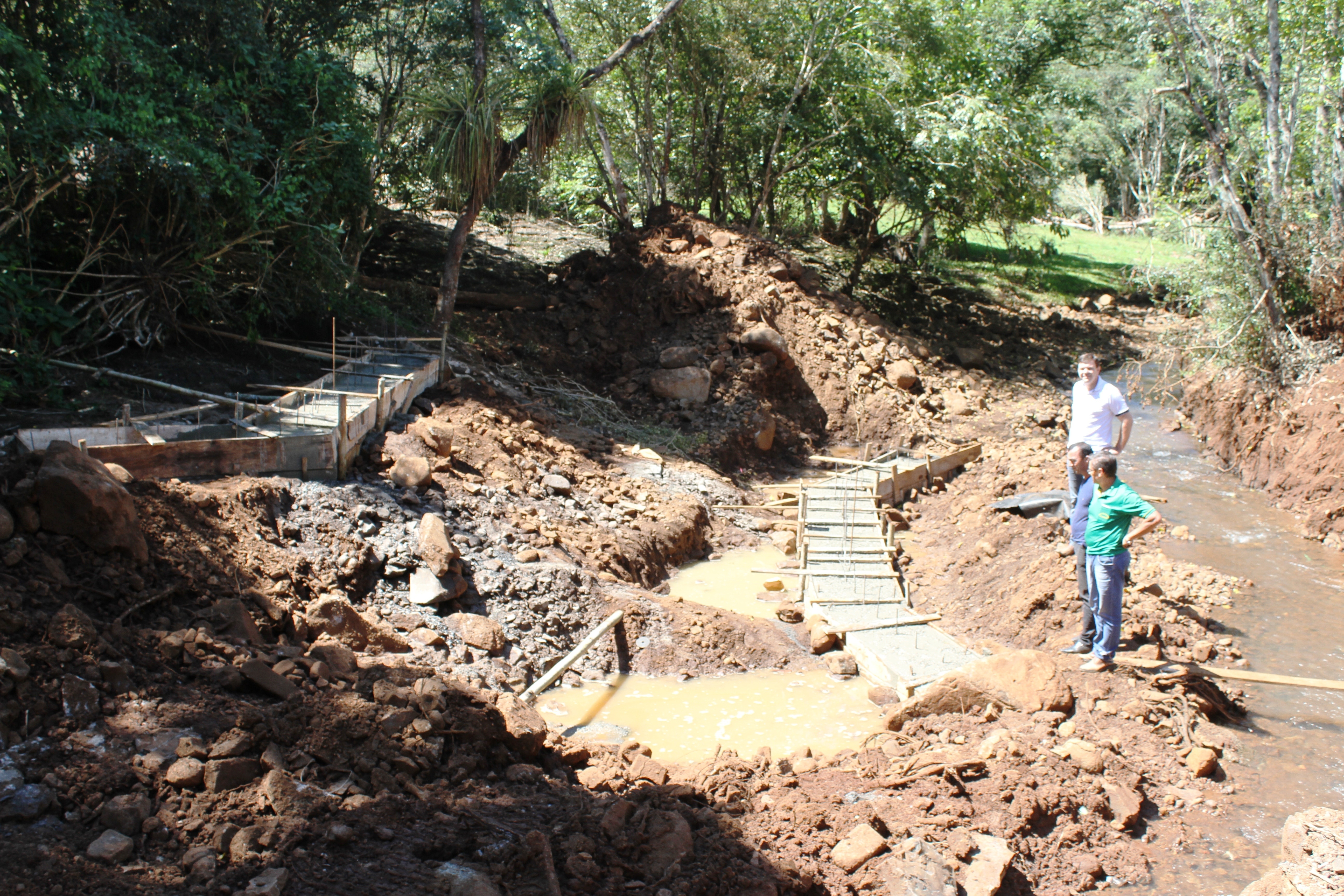 No Bairro Vila Nova, teve início a construção da nova ponte, pleito dos moradores do local