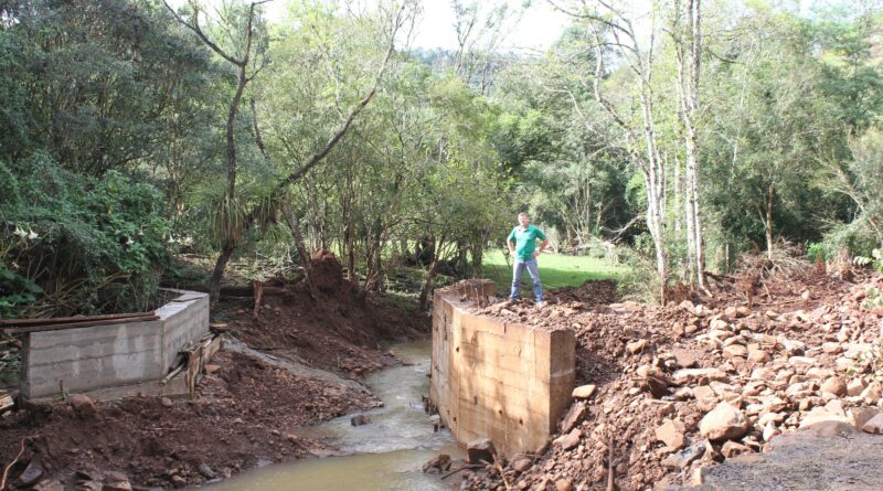 Cabeceiras da ponte no Bairro Vila Nova estão prontas, e laje deve ser concretada ainda nesta semana