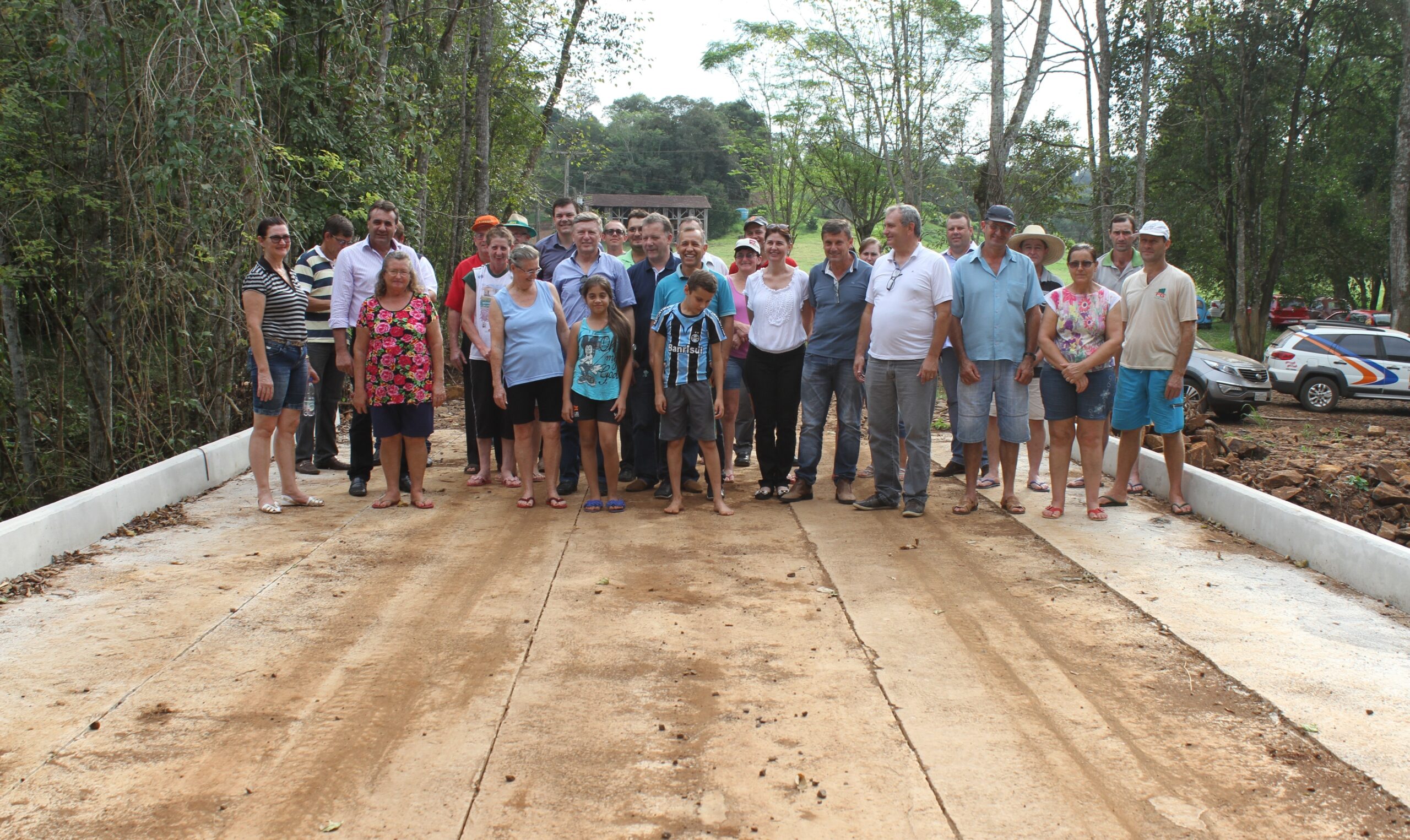 Comunidade da Linha Santa Catarina e autoridades estiveram fazendo cerimônia oficial de inauguração da ponte