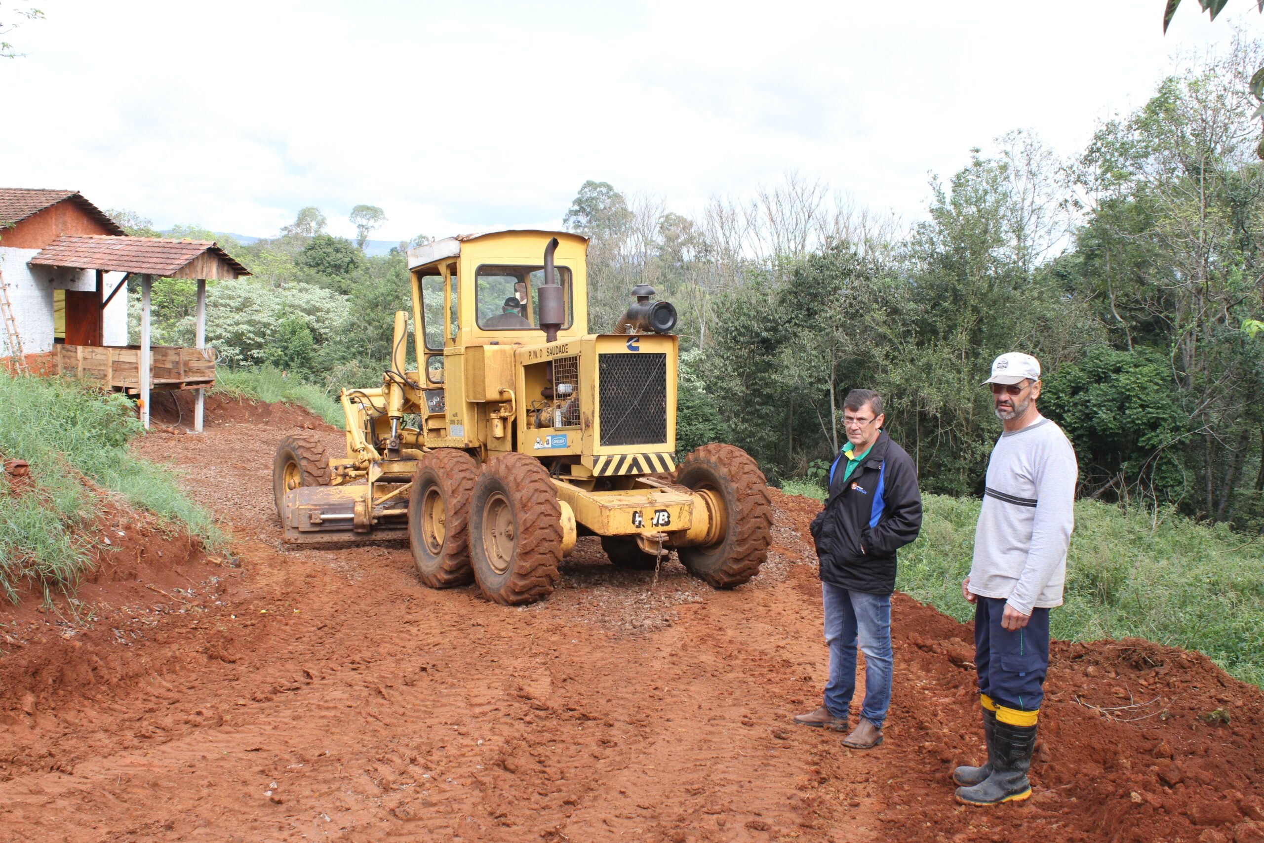 Setor esteve também realizando cascalhamento de pátios em empreendimentos rurais