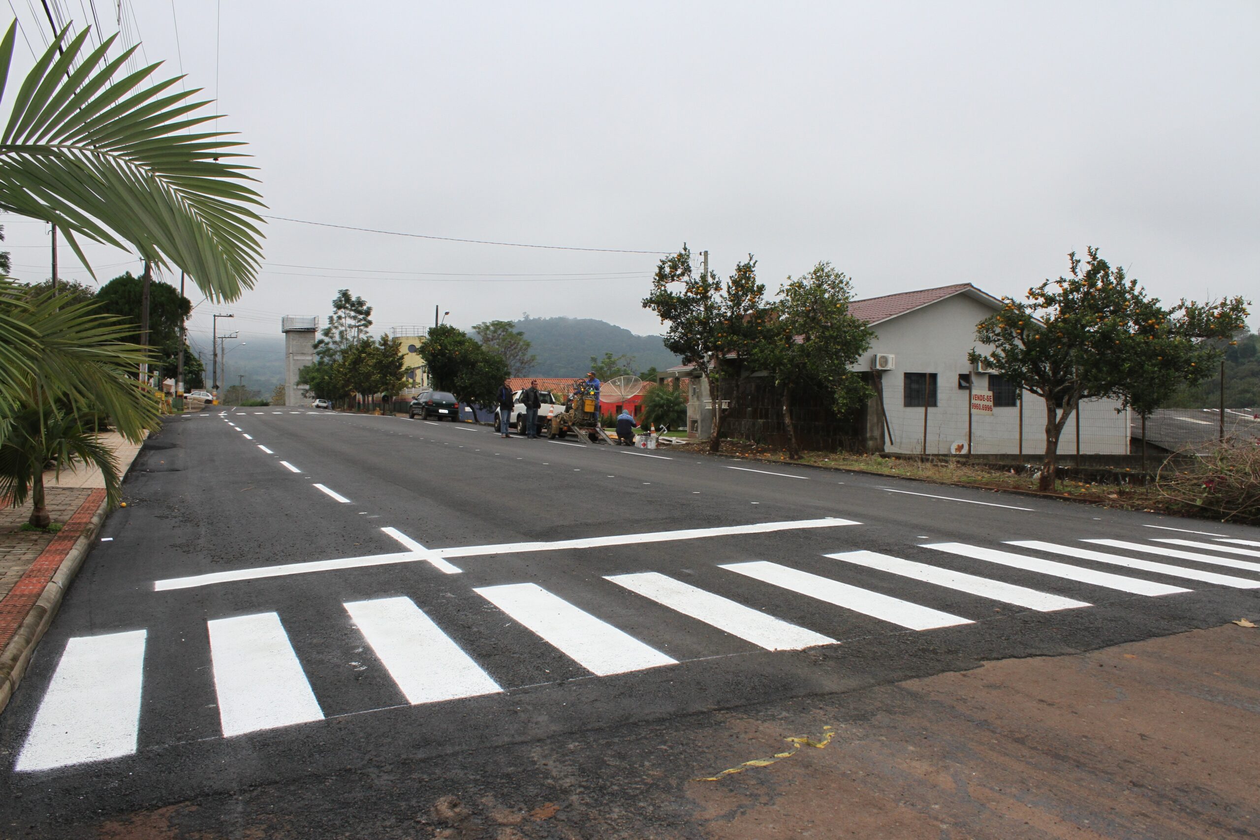 Pintura das faixas no trecho já asfaltado na Rua Quintino Bocaiúva foi feita