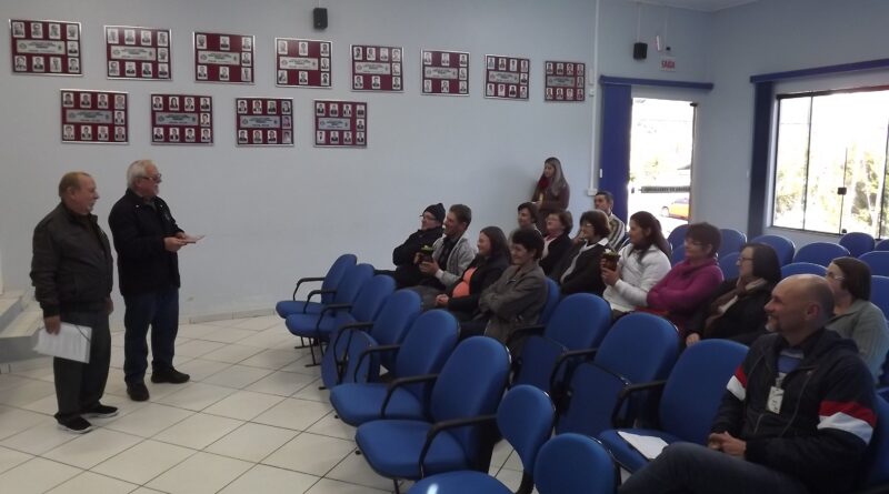 Saudadenses que participaram dos cursos receberam um exemplar do livro Jubileu de Prata na Comunicação Rural de Santa Catarina