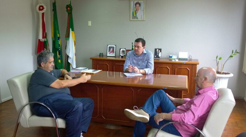 Professor Ivan Carvalho da Rosa e presidente da Horus Sérgio Mazonetto estiveram conversando com o prefeito Daniel Kothe, divulgando também o evento