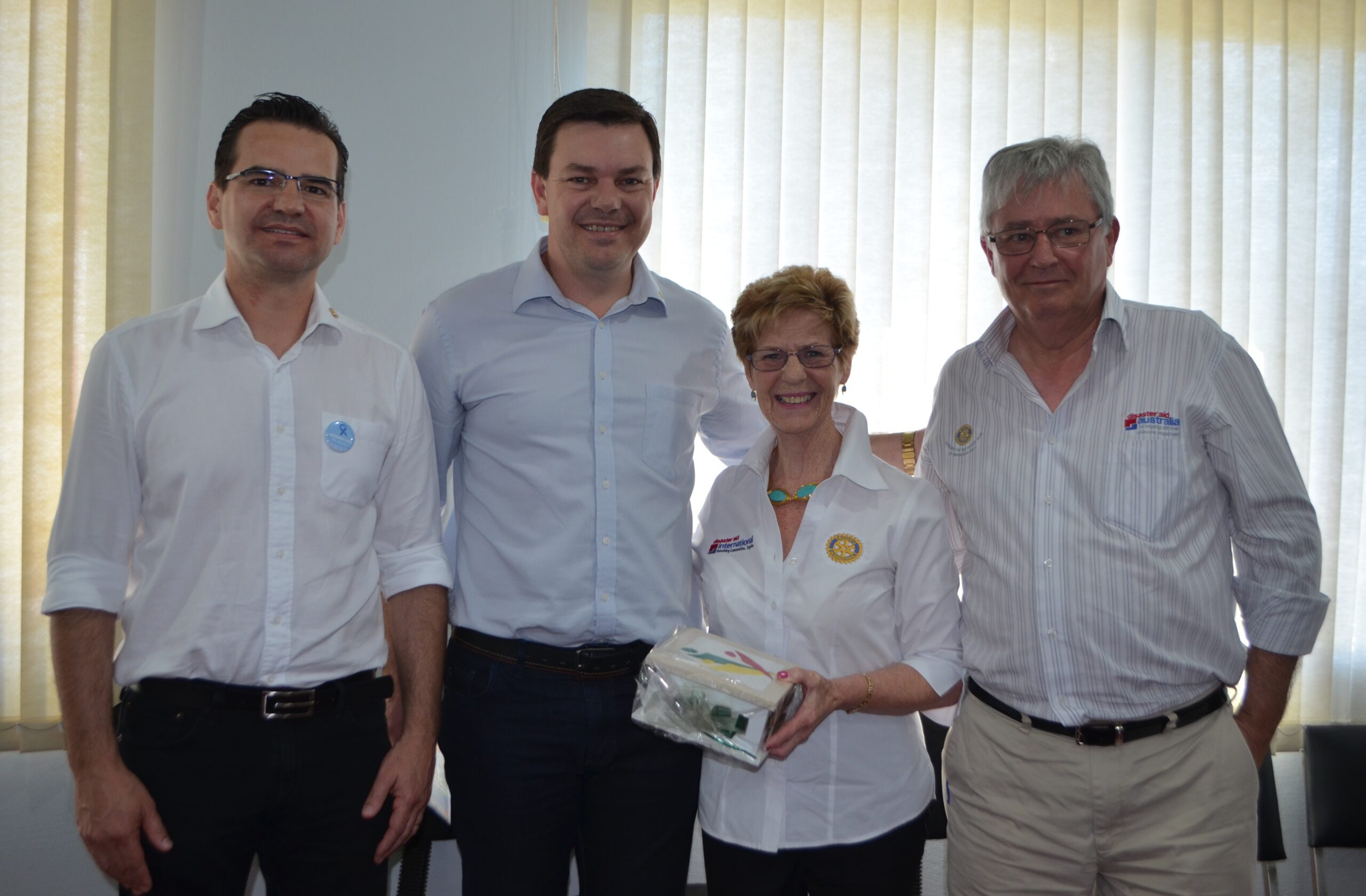 Presidente do Rotary de Saudades, Odair Steinbach e prefeito Daniel Kothe entregaram uma pequena lembrança ao casal australiano