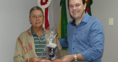 Prefeito Daniel recebeu do presidente da Associação dos Cantores de Saudades uma lembrança