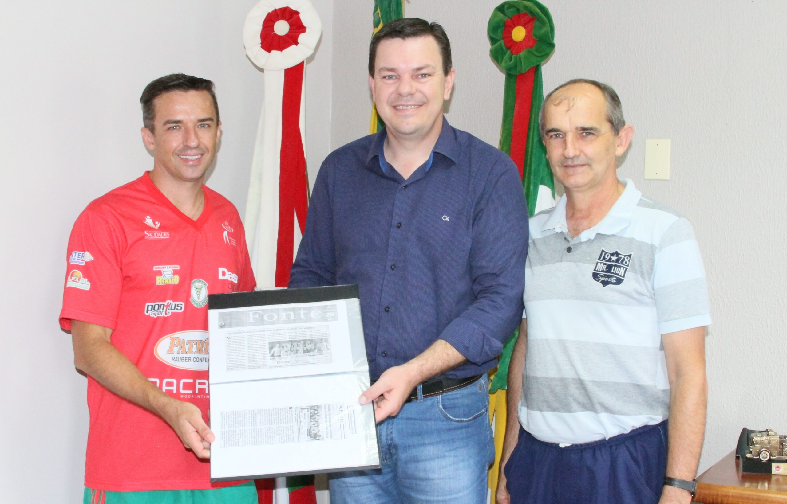 Professores Darci e Marcio Rauber entregam arquivo com resumo das conquistas do voleibol Saudadense no ano
