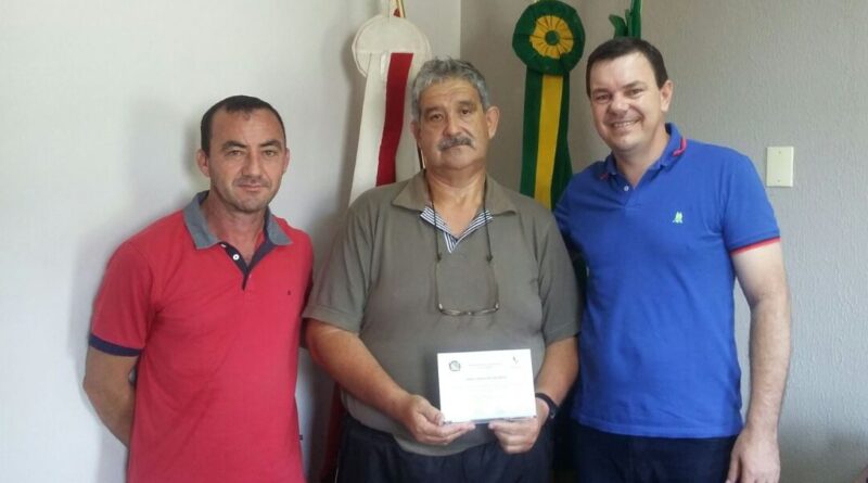 Ivan recebeu placa em homenagem aos 34 anos de serviço no município de Saudades