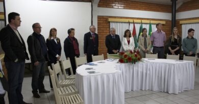 Mesa de honra contou com a participação de autoridades municipais e governador do Distrito
