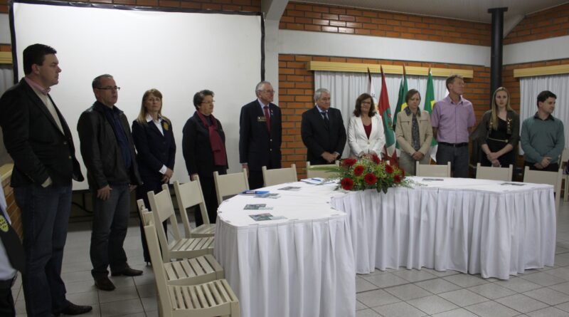 Mesa de honra contou com a participação de autoridades municipais e governador do Distrito