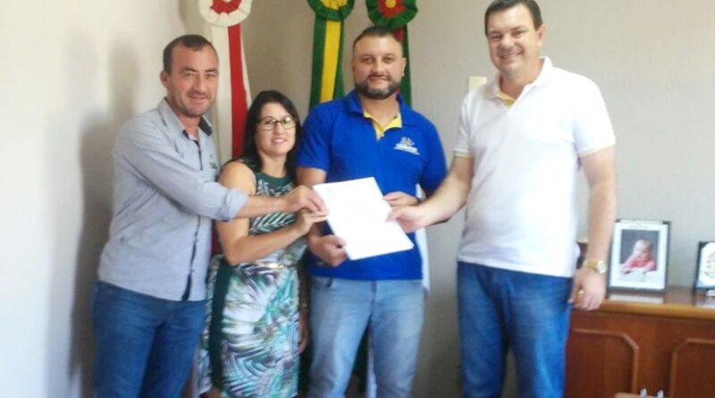 Representantes do poder público municipal e da Uninter de Saudades firmam parceria para mais um ano