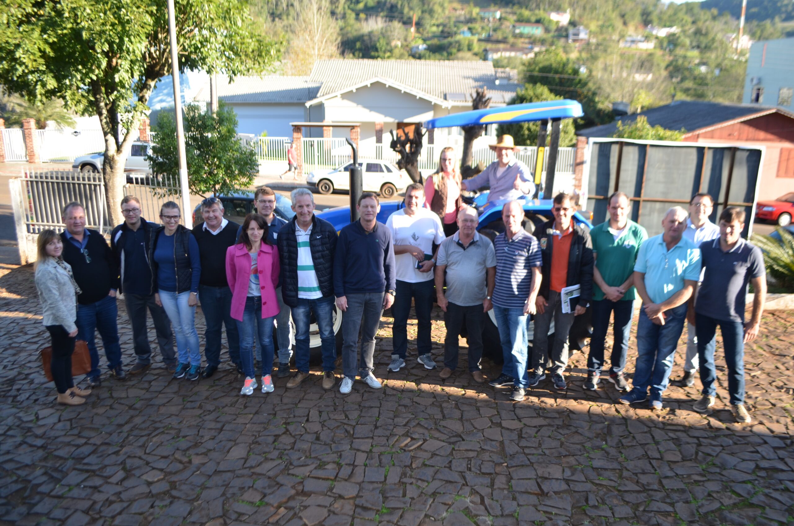 Lideranças prestigiaram ato de entrega do trator de pneus ao município de Saudades