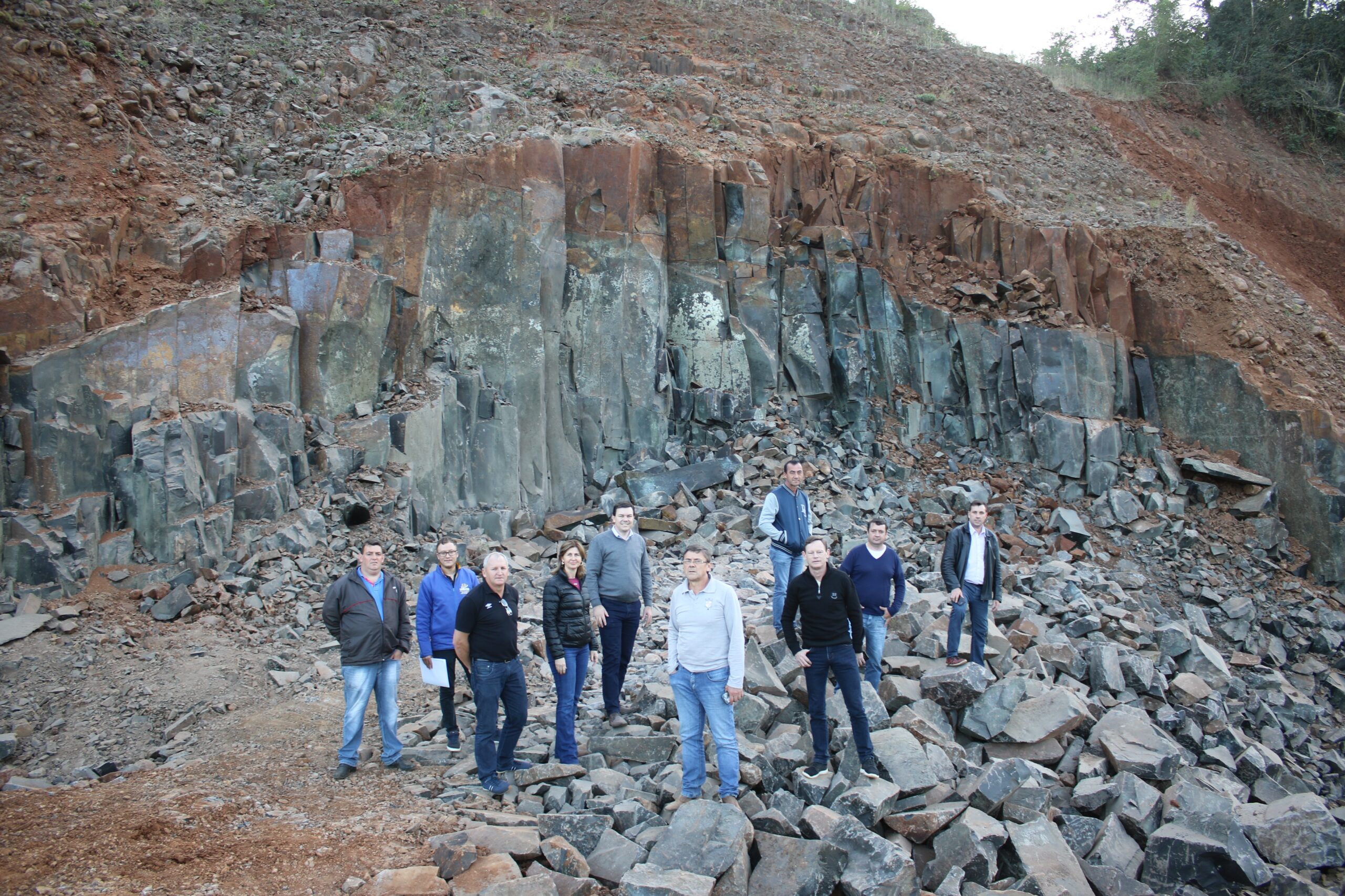 Equipe visitou local onde são extraídas pedras e cascalhos, na Linha Cruzeiro