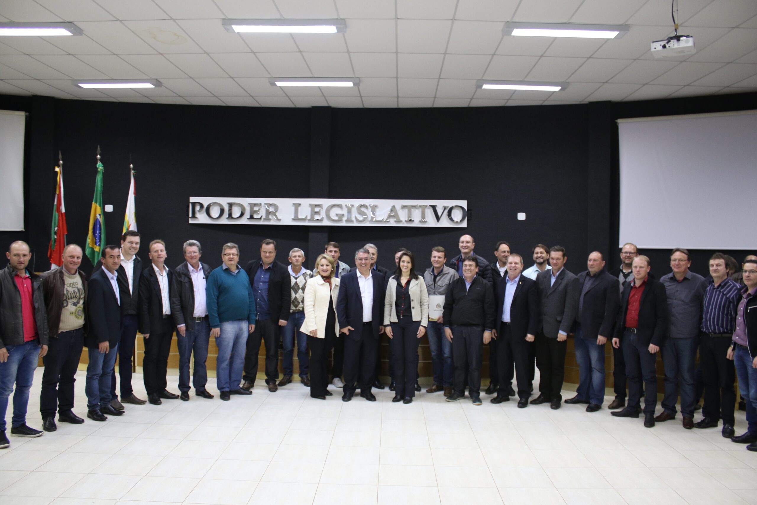 Prefeitos e vice-prefeitos dos municípios da Amerios junto com autoridades estaduais